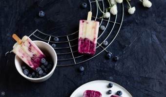 Eis am Stiel selber machen: Vegane Blaubeer-Popsicles