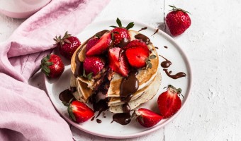 Gefüllte Pfannkuchen mit veganer Schokocreme und Erdbeeren [vegane Pancakes]