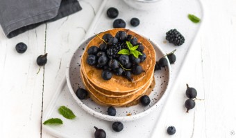 Vegane Protein Pancakes mit Beeren
