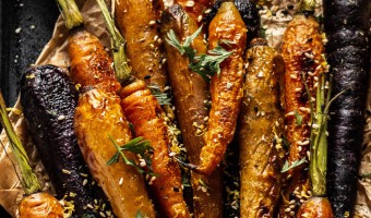 Leckeres Rezept mit Karotten: Schmorkarotten mit Hummus