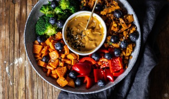 Vegane Protein Bowl mit Erdnusssauce